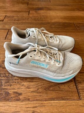 Brooks Ghost 17 GTX Waterproof Running Shoes Coconut Oyster Blue Womens Size 9.5